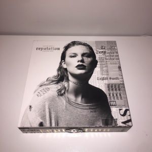 Taylor Swift Other - REPUTATION STADIUM TOUR COLLECTOR'S BOX Taylor Swift Other - REPUTATION STADIUM TOUR COLLECTOR'S BOX